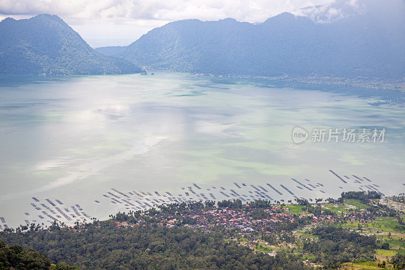 俯瞰Maninjau湖和养鱼场