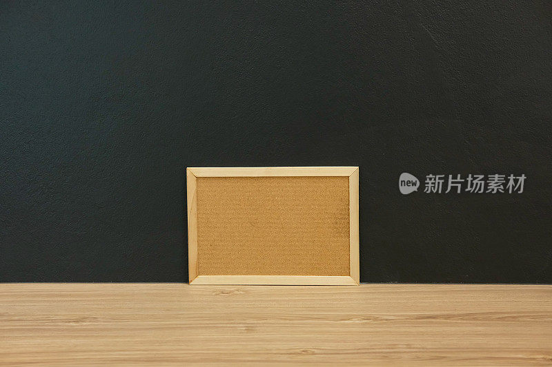 木桌上的空白软木板。公报软木板