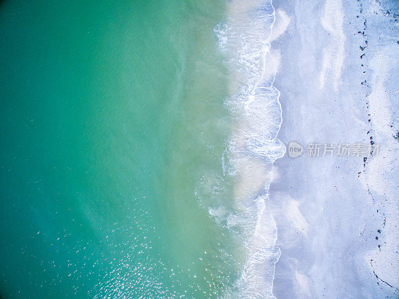 海浪和冲浪的鸟瞰图