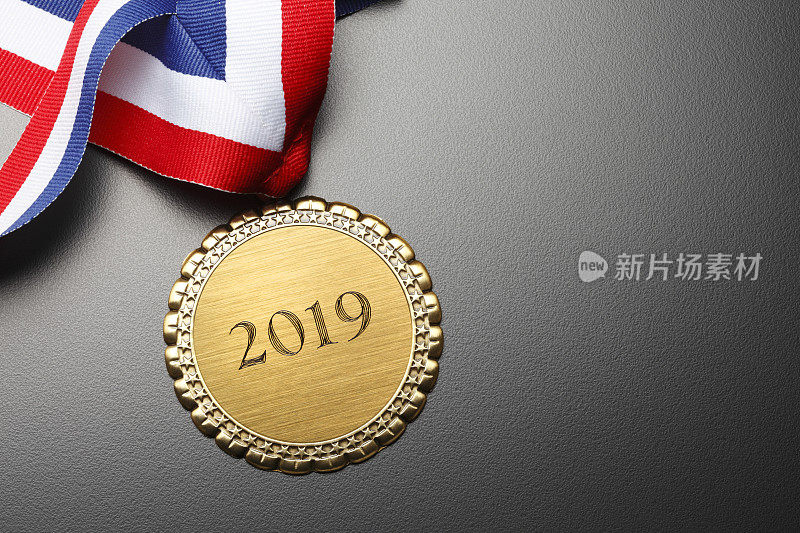 黑色背景上雕刻2019年金牌