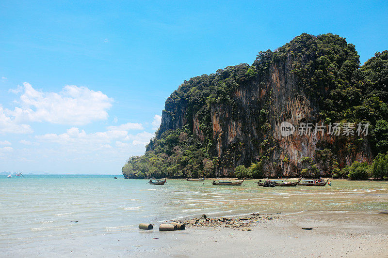泰国甲米省著名的拉伊海滩旁的悬崖