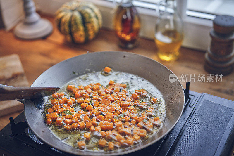 准备百里香辣椒菠菜南瓜馄饨