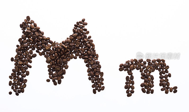 字母M是用咖啡豆做成的