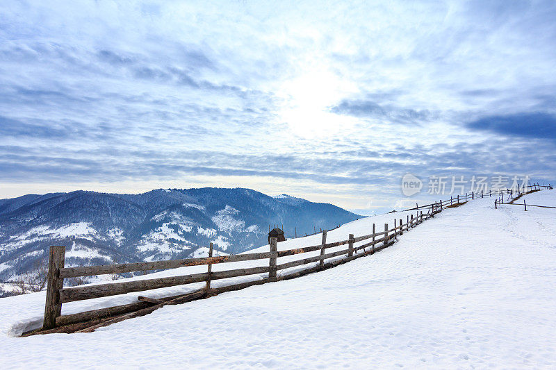 山峰上的雪被风吹走了。冬天的风景。天很冷，下着雪。