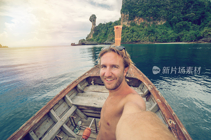 一名兴高采烈的年轻人在泰国跳岛旅游上自拍。人们旅游目的地度假夏季概念。