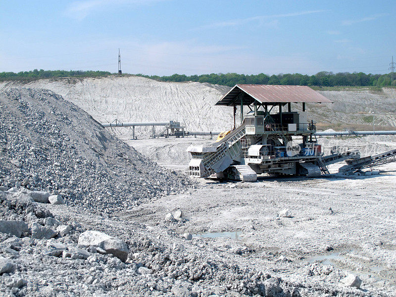 白垩矿采石场用碎石机。