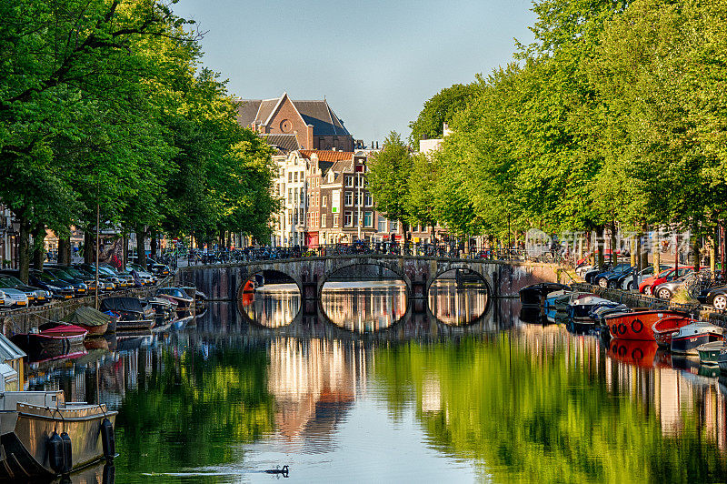 日出时的阿姆斯特丹运河