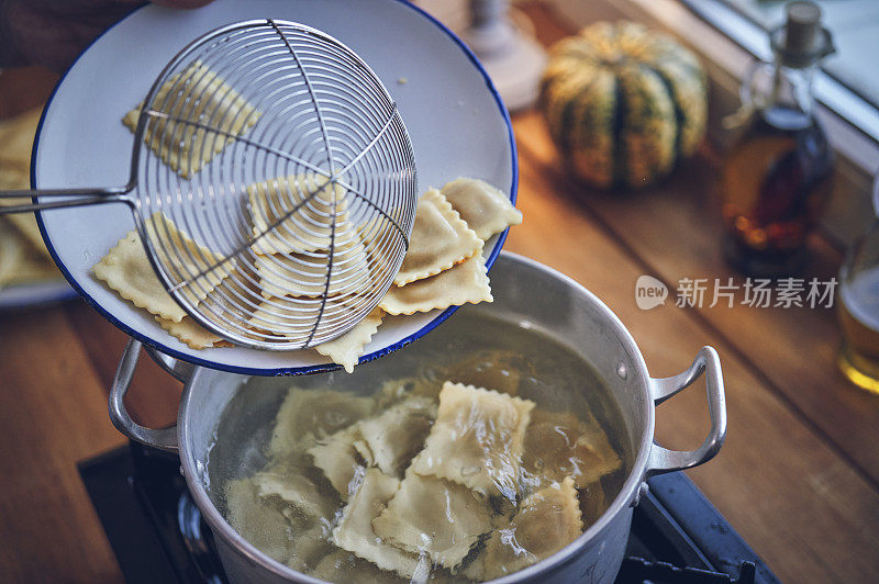 准备百里香和辣椒南瓜馄饨