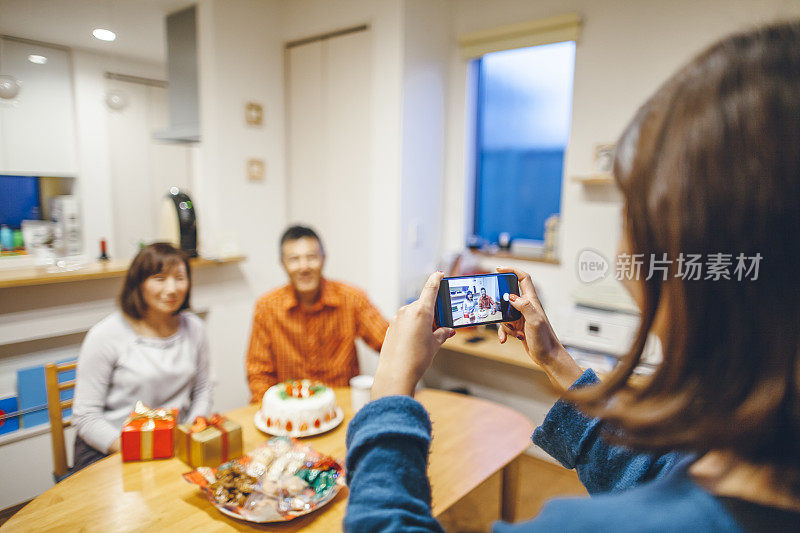 家人在家里举行生日聚会