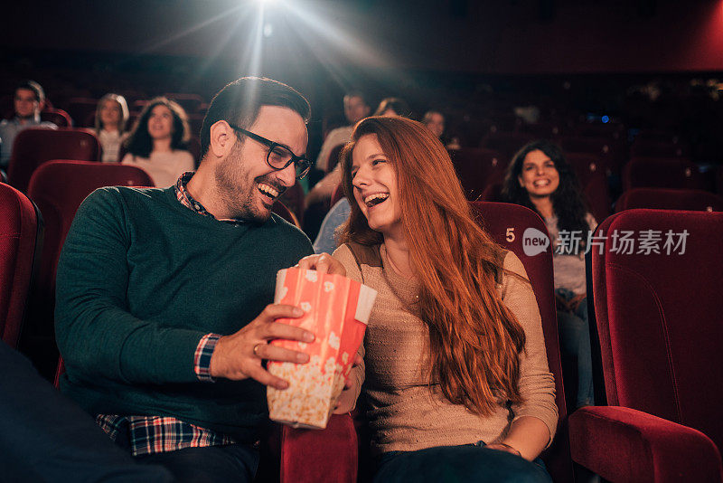 夫妻在电影院分享爆米花