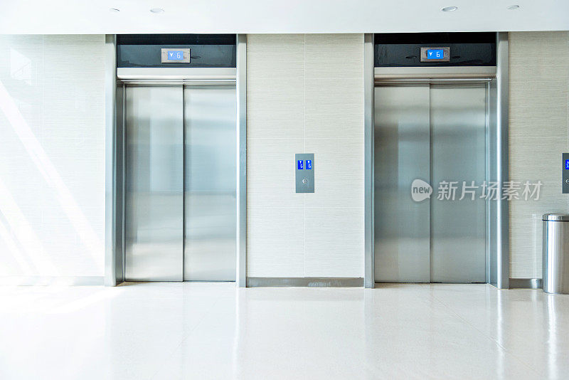 现代办公大楼的电梯