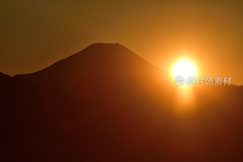 富士山上的日落:从东京八王子高雄山上看