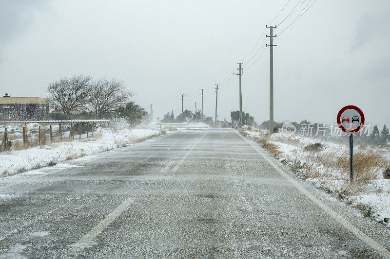 冬天的雪地里空荡荡的车道