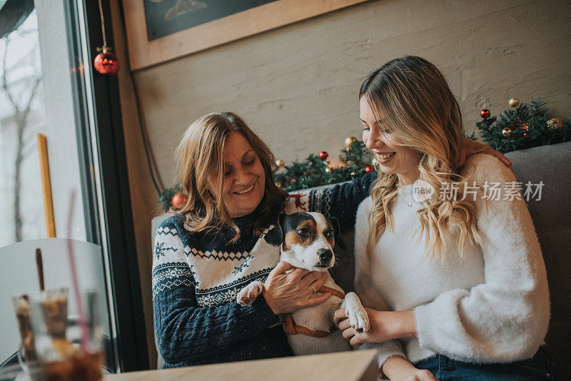 妈妈和女儿和他们的狗喜欢在咖啡馆的故事。