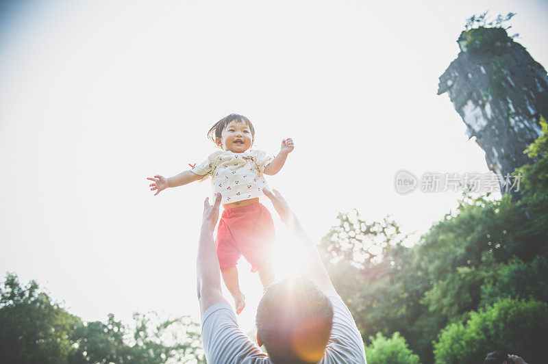 一个亚洲男人和一个女婴