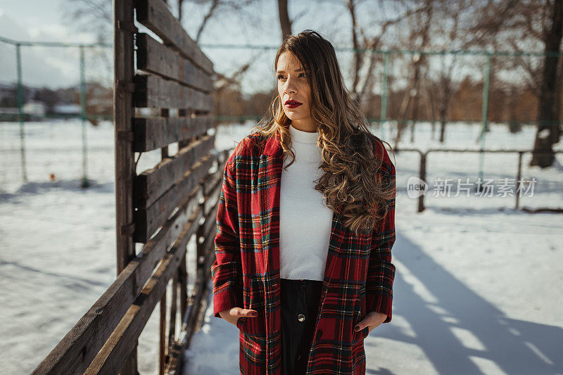 街头时尚的女人在城市里享受冬日