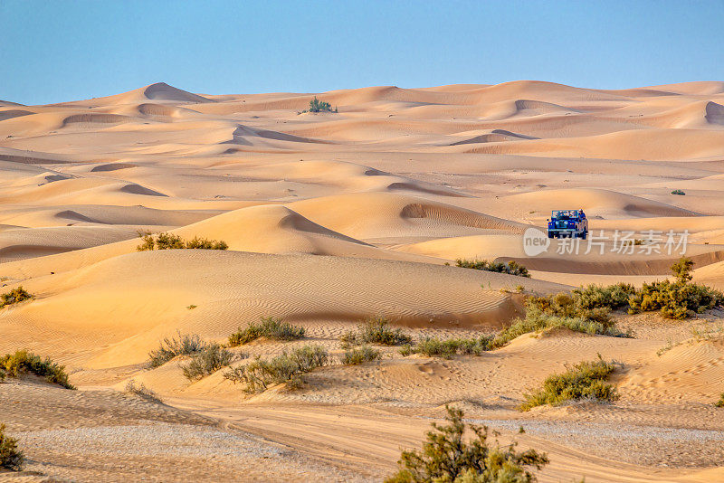 复古敞篷4x4越野车在沙漠迪拜，阿拉伯联合酋长国
