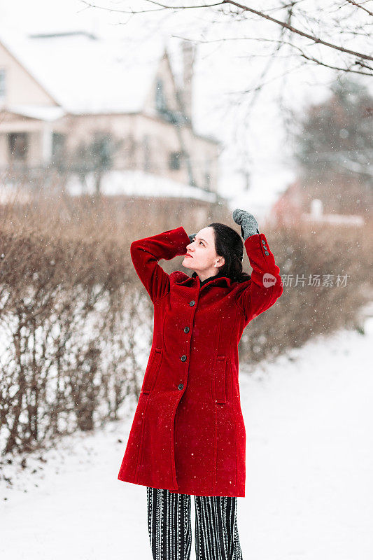 穿红衣服的女人在雪地里跳舞