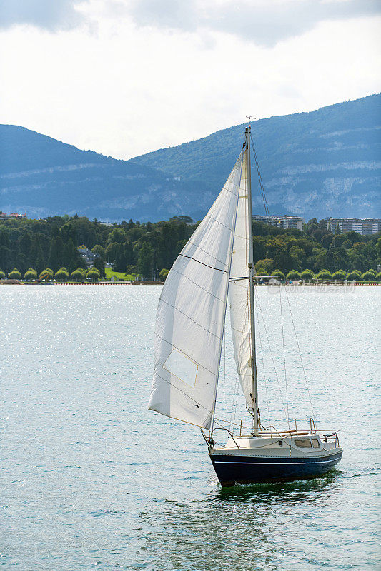 在瑞士日内瓦的日内瓦湖(莱曼湖)上的一艘帆船