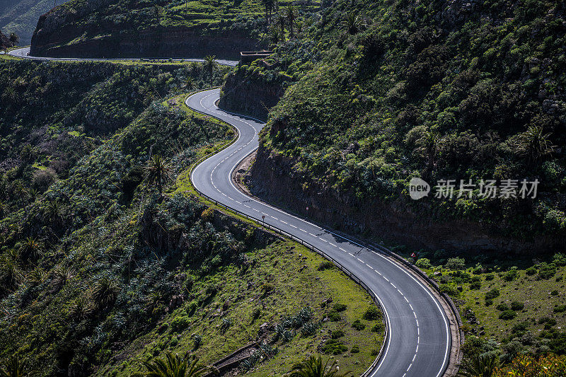 汽车路在美丽的加那利岛山谷