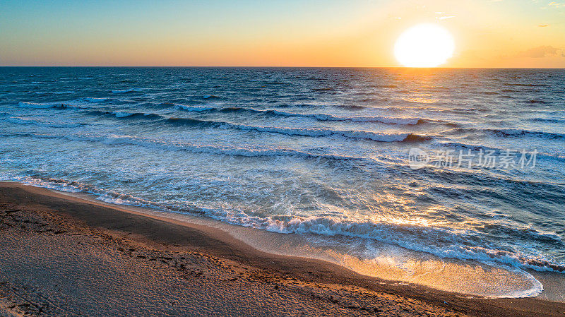 海浪在美丽的早晨的海面上