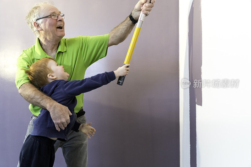 爷爷和孙子在粉刷新房子