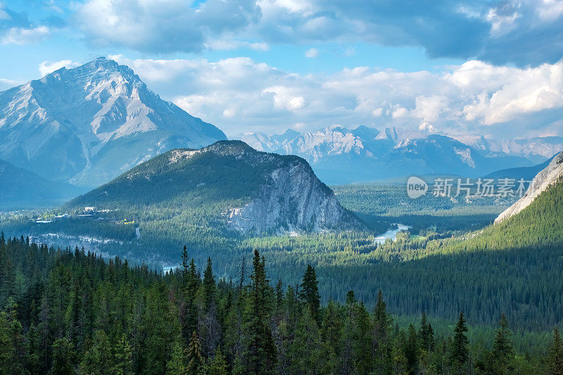 弓河，山谷和加拿大落基山脉景观