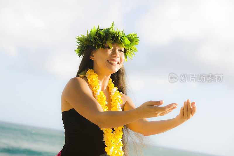 考艾岛海滩上的夏威夷草裙舞