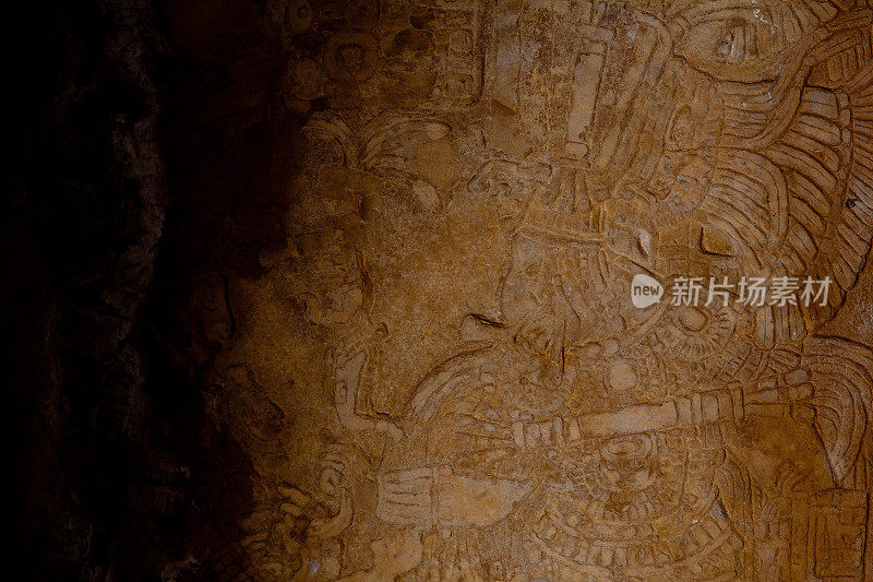 亚克斯奇兰的玛雅石雕是一座古老的玛雅城市，位于墨西哥恰帕斯州乌苏马辛塔河畔。