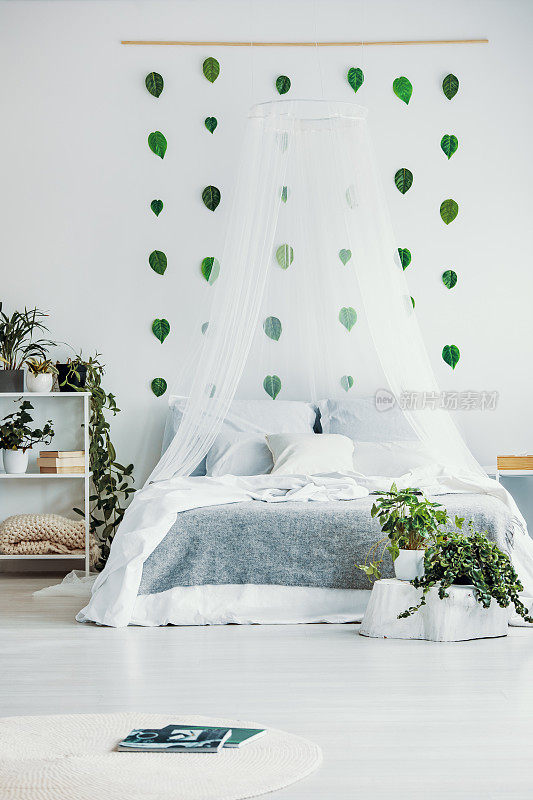 优雅的卧室与城市丛林和顶篷特大号床与灰色毯子