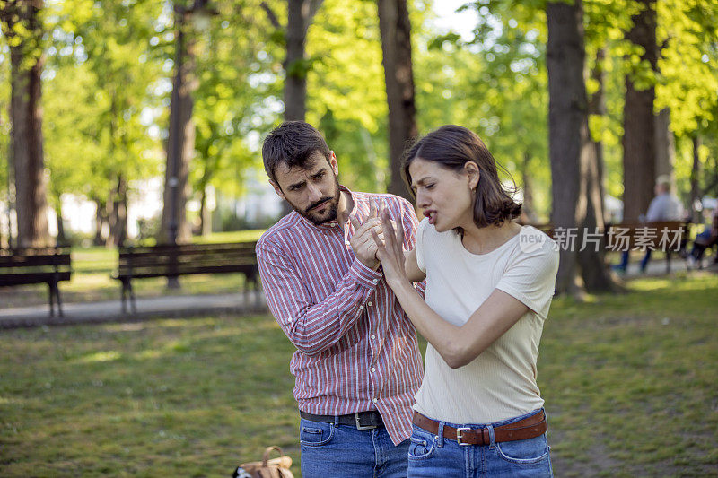 一对年轻夫妇在公园里吵架