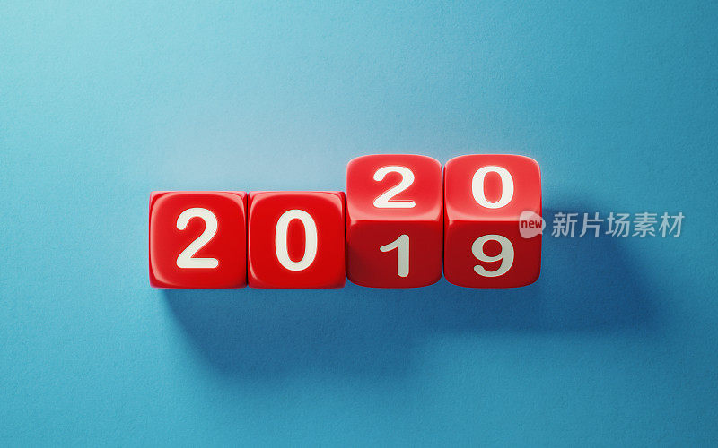 红色骰子在蓝色背景下从2019年到2020年的变化