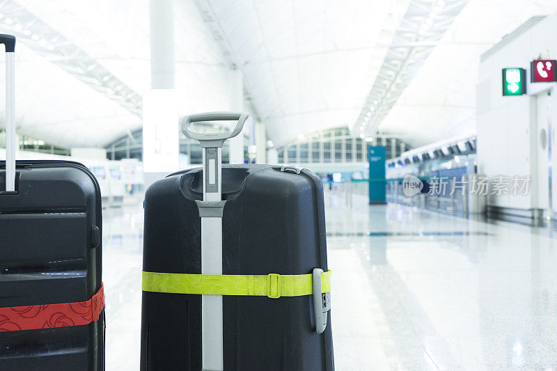 两件行李在机场候机厅。