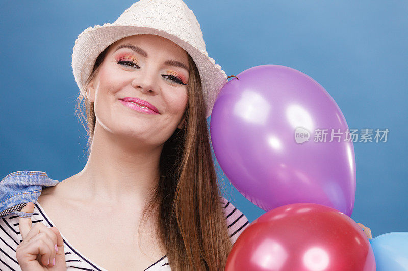 女人夏天快乐的女孩与五颜六色的气球
