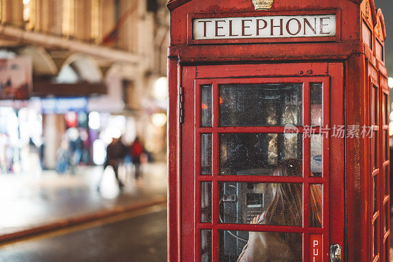 一个在伦敦旧电话亭里的女人