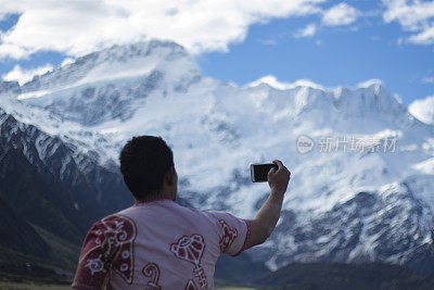 新西兰库克山:在库克山徒步旅行的旅行者