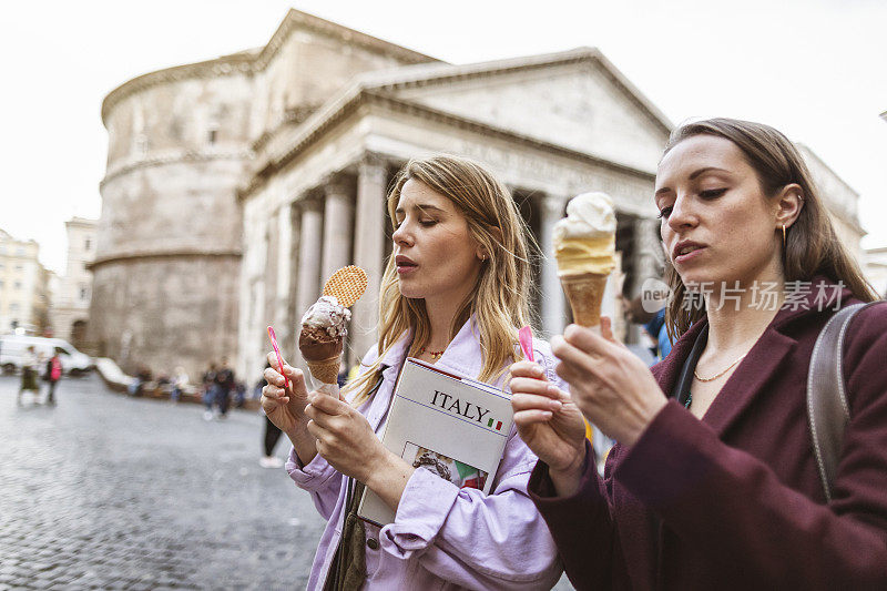 女游客在罗马吃冰淇淋