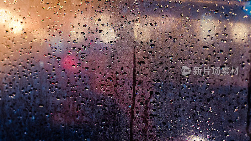 摘要雨天交通。从汽车座位上看。雨天，雨点落在窗户上