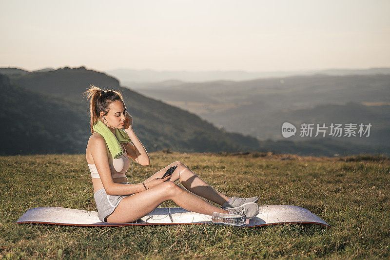 青少年的精神。美丽的少女在大自然的户外训练后休息。