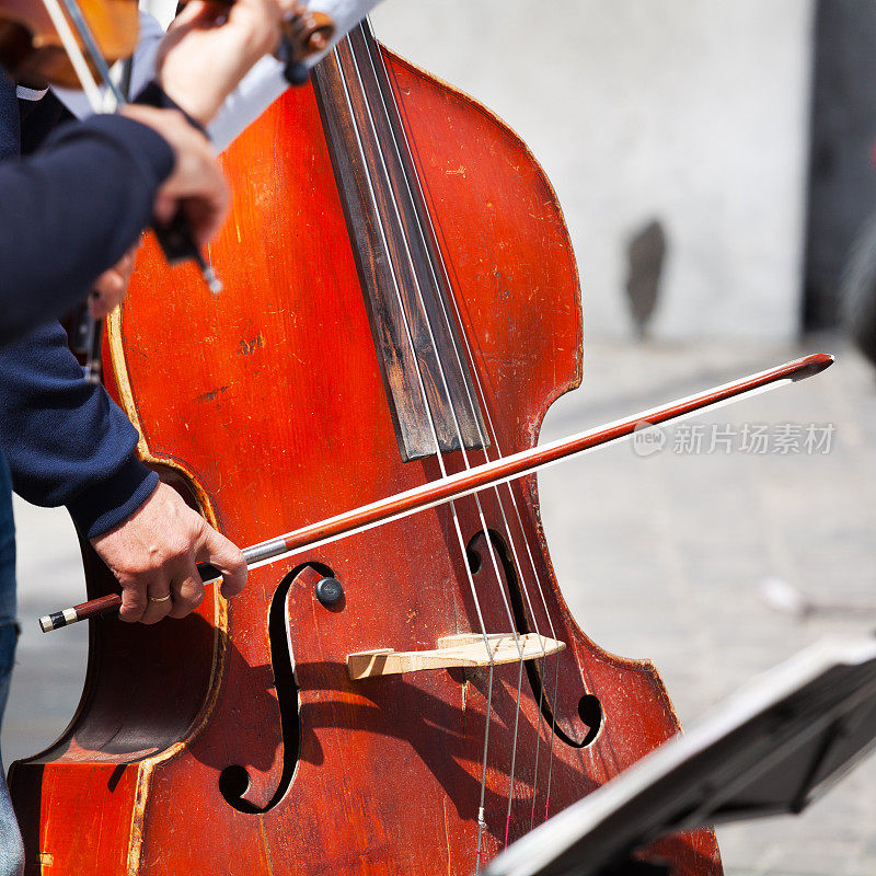 在布鲁塞尔演奏大提琴的街头音乐家