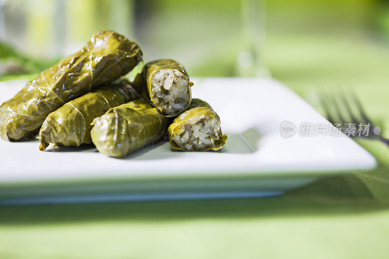 桌上盘子里食物的特写镜头