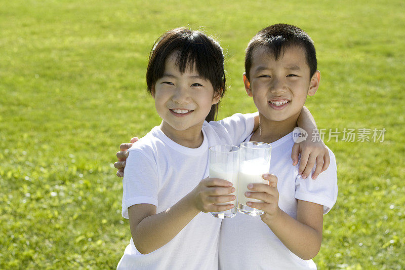 东方儿童喝牛奶