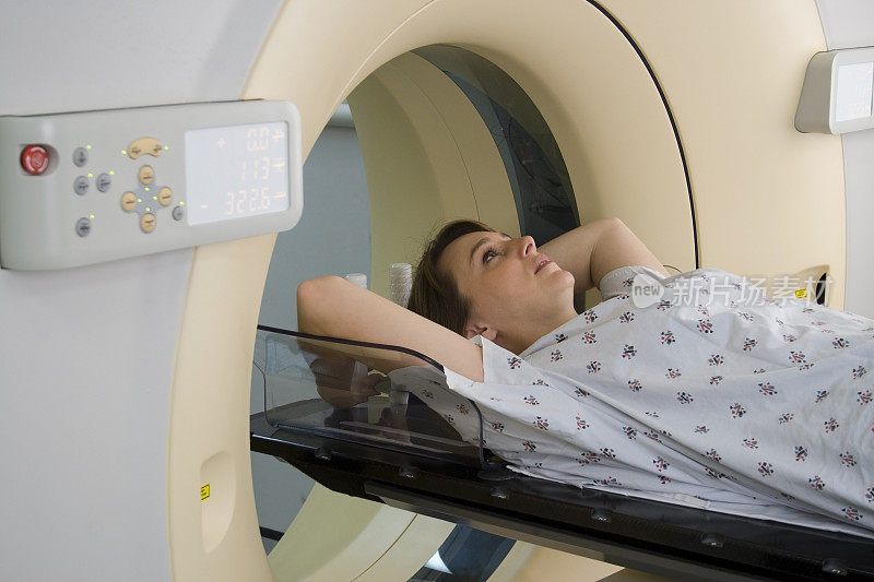 女人躺下准备做核磁共振扫描