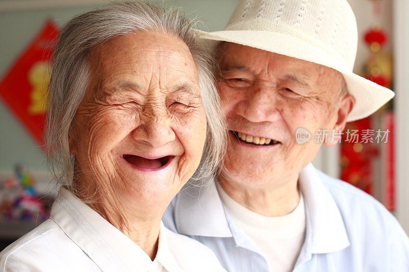 幸福的资深亚洲夫妇在一起的照片