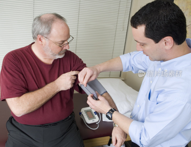 医生正在用袖口检查他的血压。