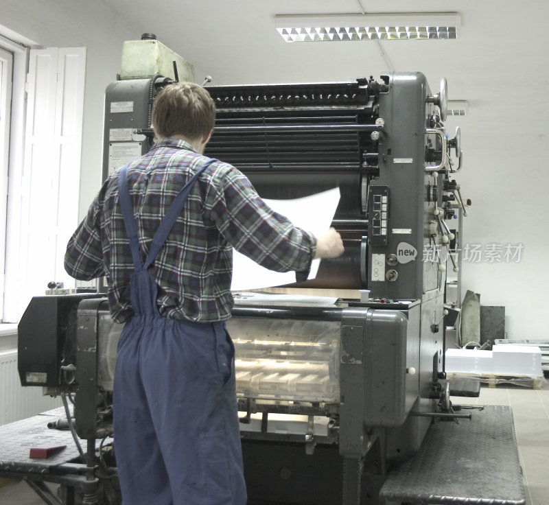 胶印机及工人