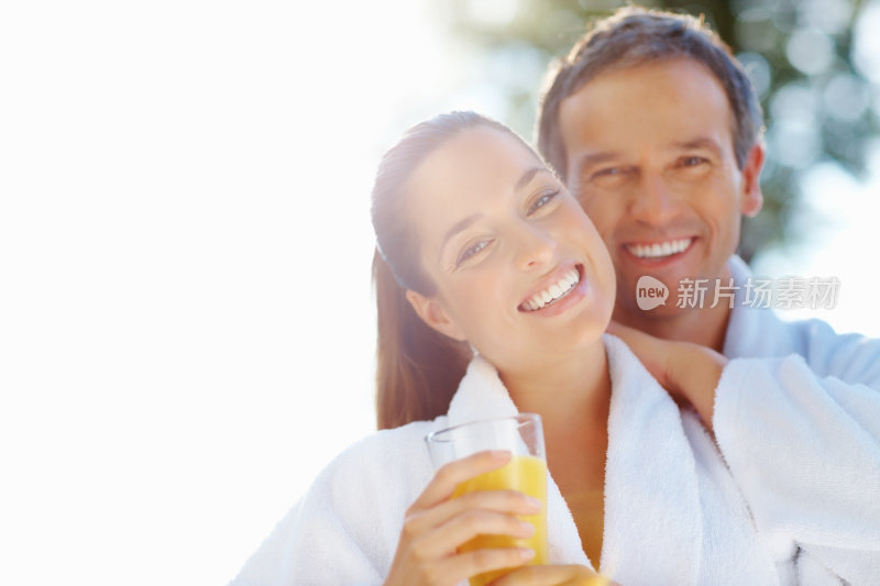 微笑的夫妇和新鲜的果汁