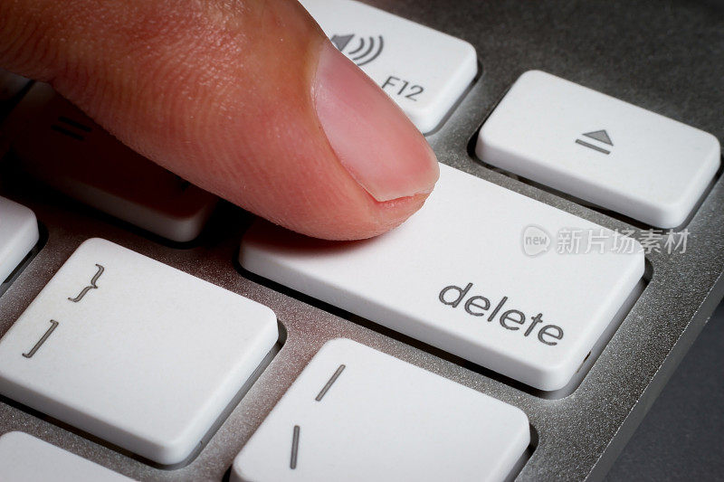 特写的手指在键盘上的删除键。