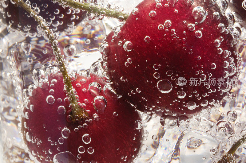 苏打水里的樱桃，水里的水果