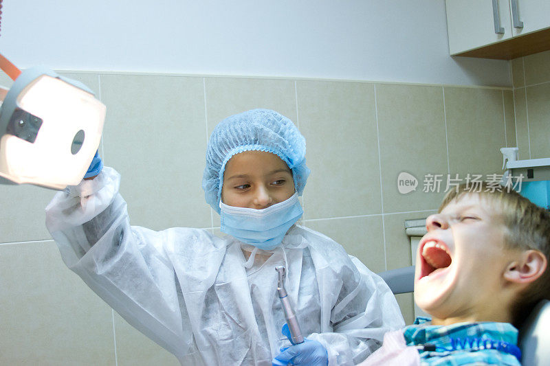 两个孩子在看牙医